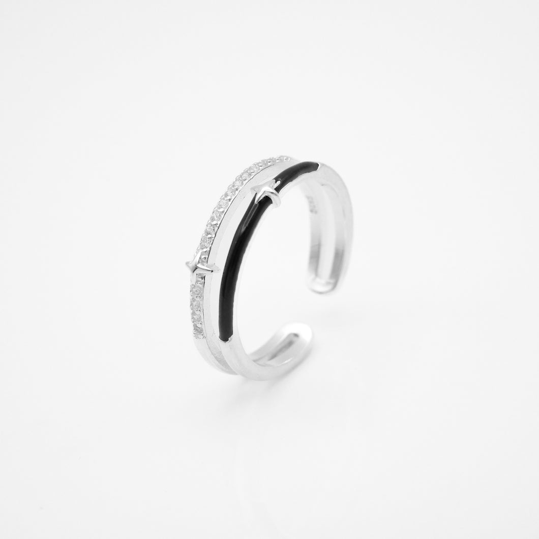 925 sterling silver black double-layer cross ring open ring with adjustable size.
graduation gift,unique design,popular style,shiny accessories,suitable for any occasion.925 純銀銀黑十字雙層開口戒，款式獨特，率性風格，不退流行的經典款，個性化飾品，浪漫禮物，約會穿搭推薦。
