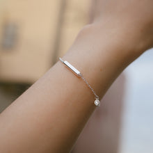 Load image into Gallery viewer, 925 sterling silver silver bar with crystal bracelet with adjustable extension chain.
delicate gift,Perfect gift BFF,trendy design,shiny accessories,Romantic surprise.925 純銀銀條單鑽手鍊，簡約百搭，生日禮物首選，母親節禮物推薦，不分性別的款式，精緻簡約，送禮推薦。

