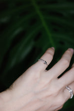 Load image into Gallery viewer, 925 sterling silver interwoven knot open pinky ring with adjustable size.
graduation gift,unique style,woman’s day,suitable for traveling,FashionJewelry,suitable for any occasion.925 純銀交錯結點開口尾戒 ，簡約時尚，百搭配件，清新風格，送給他的禮物，摯友禮物，約會穿搭推薦。

