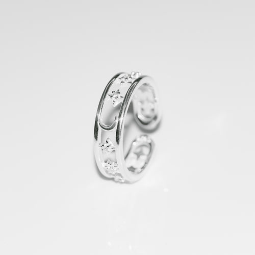 925 sterling silver hollow star & moon open ring with adjustable size.
funky design,popular style,wear every day,shiny accessories,suitable for traveling.925 純銀鏤空星月開口戒，獨特設計，適合送禮，生日禮物首選，百搭配件，優雅氣質，驚喜小物。
