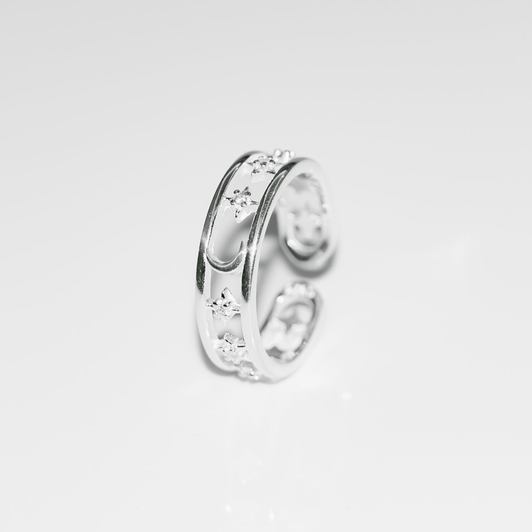 925 sterling silver hollow star & moon open ring with adjustable size.
funky design,popular style,wear every day,shiny accessories,suitable for traveling.925 純銀鏤空星月開口戒，獨特設計，適合送禮，生日禮物首選，百搭配件，優雅氣質，驚喜小物。
