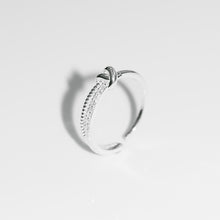 Load image into Gallery viewer, 925 sterling silver interwoven knot open pinky ring with adjustable size.
graduation gift,unique style,woman’s day,suitable for traveling,FashionJewelry,suitable for any occasion.925 純銀交錯結點開口尾戒 ，簡約時尚，百搭配件，清新風格，送給他的禮物，摯友禮物，約會穿搭推薦。

