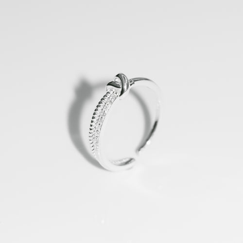 925 sterling silver interwoven knot open pinky ring with adjustable size.
graduation gift,unique style,woman’s day,suitable for traveling,FashionJewelry,suitable for any occasion.925 純銀交錯結點開口尾戒 ，簡約時尚，百搭配件，清新風格，送給他的禮物，摯友禮物，約會穿搭推薦。
