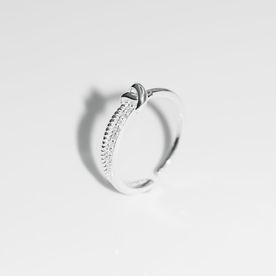 925 sterling silver interwoven knot open pinky ring with adjustable size.
graduation gift,unique style,woman’s day,suitable for traveling,FashionJewelry,suitable for any occasion.925 純銀交錯結點開口尾戒 ，簡約時尚，百搭配件，清新風格，送給他的禮物，摯友禮物，約會穿搭推薦。
