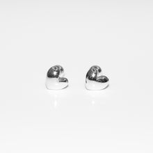 Load image into Gallery viewer, 925 sterling silver Hypoallergenic it’s suitable for sensitive skin.
cute style,childlike style,for best friend,exchanging gifts,Chinese Valentine&#39;s Day,suitable for traveling.925純銀胖胖心轉珠耳環 ，抗敏感耳環，情人節最佳送禮，可愛風格，約會穿搭必備，適合姊妹聚會，閨密同款，告白禮物。

