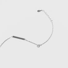 Load image into Gallery viewer, 925 sterling silver silver bar with crystal bracelet with adjustable extension chain.
delicate gift,Perfect gift BFF,trendy design,shiny accessories,Romantic surprise.925 純銀銀條單鑽手鍊，簡約百搭，生日禮物首選，母親節禮物推薦，不分性別的款式，精緻簡約，送禮推薦。

