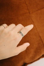 Load image into Gallery viewer, 925 sterling silver braid pinky ring open ring with adjustable size.
simple design,daily jewelry,suitable for any occasion,FashionJewelry,unisex accessories,Teacher’s Day gift.925 純銀編織開口尾戒，簡約百搭，犒賞自己的禮物，適合天天配戴，周年紀念禮物，送給朋友的生日禮物，交換禮物推薦。

