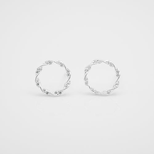 925 sterling silver Hypoallergenic it’s suitable for sensitive skin.
Light Luxury,Intellectual Elegance,christmas gift,Perfect gift BFF,wear every day.925純銀氣質花圈耳環  ，抗敏感耳環，聖誕限定款，精緻輕奢質感，甜蜜約會搭配，適合出席各種場合。
