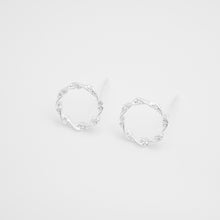 Load image into Gallery viewer, 925 sterling silver Hypoallergenic it’s suitable for sensitive skin.
Light Luxury,Intellectual Elegance,christmas gift,Perfect gift BFF,wear every day.925純銀氣質花圈耳環  ，抗敏感耳環，聖誕限定款，精緻輕奢質感，甜蜜約會搭配，適合出席各種場合。

