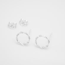 Load image into Gallery viewer, 925 sterling silver Hypoallergenic it’s suitable for sensitive skin.
Light Luxury,Intellectual Elegance,christmas gift,Perfect gift BFF,wear every day.925純銀氣質花圈耳環  ，抗敏感耳環，聖誕限定款，精緻輕奢質感，甜蜜約會搭配，適合出席各種場合。

