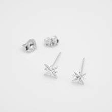 Load image into Gallery viewer, 925 sterling silver Hypoallergenic it’s suitable for sensitive skin.
popular style,unisex accessories,classic design,Perfect accessory,suitable for any occasion.925純銀星光閃耀耳環，率性風格，經典配件，百搭飾品，送給朋友的禮物，生日禮物推薦，聖誕禮物推薦。

