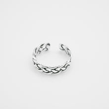 Load image into Gallery viewer, 925 sterling silver braid pinky ring open ring with adjustable size.
simple design,daily jewelry,suitable for any occasion,FashionJewelry,unisex accessories,Teacher’s Day gift.925 純銀編織開口尾戒，簡約百搭，犒賞自己的禮物，適合天天配戴，周年紀念禮物，送給朋友的生日禮物，交換禮物推薦。
