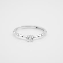Load image into Gallery viewer, 925 sterling silver Single Crystal Bamboo open ring with adjustable size.
wear every day,graduation gift,for best friend,shiny accessories,anniversary surprise.
925 純銀單鑽竹節開口戒，百搭款式，氣質優雅，適合送禮，母親節禮物，聖誕節交換禮物推薦，情人節送禮。

