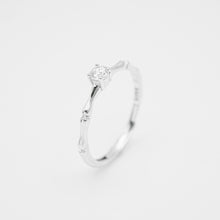 Load image into Gallery viewer, 925 sterling silver Single Crystal Bamboo open ring with adjustable size.
wear every day,graduation gift,for best friend,shiny accessories,anniversary surprise.
925 純銀單鑽竹節開口戒，百搭款式，氣質優雅，適合送禮，母親節禮物，聖誕節交換禮物推薦，情人節送禮。

