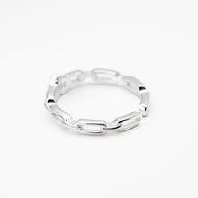 Load image into Gallery viewer, 925 sterling silver frosted heart chain open ring with adjustable size.
Matte finish,Edgy style,Modern aesthetic,Statement piece,best gift for birthday.
925 純銀鎖鍊磨砂愛心開口戒，前衛時髦，甜美帥氣的設計，百搭單品，送給她的禮物，西洋情人節送禮，情人節浪漫贈禮。

