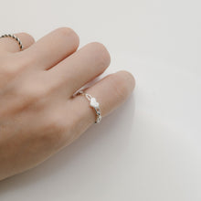 Load image into Gallery viewer, 925 sterling silver frosted heart chain open ring with adjustable size.
Matte finish,Edgy style,Modern aesthetic,Statement piece,best gift for birthday.
925 純銀鎖鍊磨砂愛心開口戒，前衛時髦，甜美帥氣的設計，百搭單品，送給她的禮物，西洋情人節送禮，情人節浪漫贈禮。

