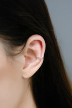 Load image into Gallery viewer, 925 sterling silver ear cuff no need to piercing hole.
graduation gift,daily jewelry,for lover,simple design,popular style,FashionJewelry.
.925 純銀簡約黑鑽流星耳骨夾，無耳洞可戴，簡約細緻，日常搭配，犒賞自己的禮物，完美禮物，周年紀念驚喜。

