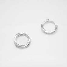 Load image into Gallery viewer, 925 sterling silver Hypoallergenic it’s suitable for sensitive skin.
unique design,popular style,anniversary surprise,suitable for everyone,Light Luxury,Intellectual Elegance.925純銀磨砂波紋耳扣，抗敏感耳環，圈圈耳扣，天天配戴的耳環，流行款式，獨特設計，母親節禮物，適合出席各種場合。

