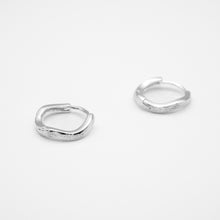 Load image into Gallery viewer, 925 sterling silver Hypoallergenic it’s suitable for sensitive skin.
unique design,popular style,anniversary surprise,suitable for everyone,Light Luxury,Intellectual Elegance.925純銀磨砂波紋耳扣，抗敏感耳環，圈圈耳扣，天天配戴的耳環，流行款式，獨特設計，母親節禮物，適合出席各種場合。

