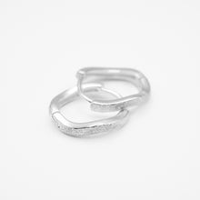 Load image into Gallery viewer, 925 sterling silver Hypoallergenic it’s suitable for sensitive skin.
unique design,popular style,anniversary surprise,suitable for everyone,Light Luxury,Intellectual Elegance.925純銀磨砂波紋耳扣，抗敏感耳環，圈圈耳扣，天天配戴的耳環，流行款式，獨特設計，母親節禮物，適合出席各種場合。


