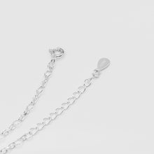 Load image into Gallery viewer, 925 sterling silver hollow rhombus link bracelet with adjustable extension chain.
special day gift,unique design,best gift for birthday,woman’s day,suitable for everyone.925 純銀簡約菱形手鍊，可單戴可混搭，日常簡約風，為穿搭增加亮點，百搭配件，周年紀念禮物。


