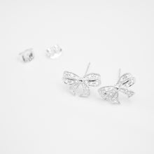 Load image into Gallery viewer, 925 sterling silver Hypoallergenic it’s suitable for sensitive skin.
Perfect accessory,elegant style,suitable for any occasion,unique design.
925純銀蕾絲蝴蝶結耳環，氣質優雅，婚禮穿搭必備，浪漫約會穿搭，情人節送禮推薦，送給她的禮物。

