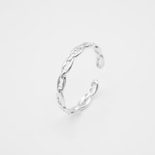 Load image into Gallery viewer, 925 sterling silver thin chain open pinky ring with adjustable size.
Perfect gift BFF,wear every day,unique style,woman’s day,suitable for any occasion.
925 純銀細鎖鍊開口尾戒 ，簡約風格，日常穿搭首選，生日禮物推薦，不退流行的經典款，畢業禮物。

