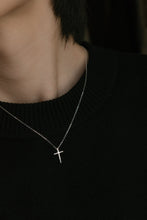 Load image into Gallery viewer, 925 sterling silver minimalist cross necklace with adjustable extension chain,Minimalist style,Surprise Gifts,unisex accessories,mother's Day,anniversary surprise.925 純銀極簡素面十字架項鍊 ，日常穿搭首選，神的禮物，極致簡約，不退流行的經典款，母親節心意。
