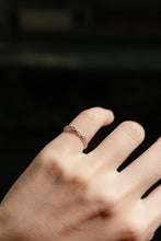 Load image into Gallery viewer, 925 sterling silver thin chain open pinky ring with adjustable size.
Perfect gift BFF,wear every day,unique style,woman’s day,suitable for any occasion.
925 純銀細鎖鍊開口尾戒 ，簡約風格，日常穿搭首選，生日禮物推薦，不退流行的經典款，畢業禮物，防小人的幸運飾品。

