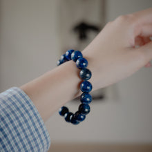 Load image into Gallery viewer, Natural Lapis Bracelet with beautiful deep blue color &amp; gold foiled. Everyone piece is unique. Best gift for your best friend/ BFF, birthday gift, valantine&#39;s day gift and daily wear. 天然青金石手鏈， 每一條都是獨一無二深藍色彩配金片，青金石能提升財富運及人緣，減壓力及令人平和的力量，最佳的節日禮物，閨蜜禮物，生日及情人節禮物。彈力線設計，可調節長度，簡單高貴又易佩搭，適合經常配戴。
