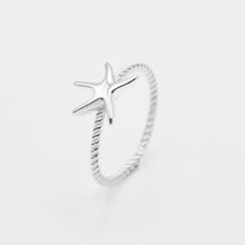 Load image into Gallery viewer, 925 sterling silver starfish ring with adjustable size.
Ocean jewelry,Coastal Chic,trendy design,elegant style,FashionJewelry,anniversary surprise.925 純銀海星開口戒 ，簡約經典，夏日穿搭，生日禮物推薦，不退流行的經典款，浪漫約會搭配，情人節送禮推薦。

