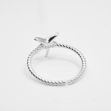 Load image into Gallery viewer, 925 sterling silver starfish ring with adjustable size.
Ocean jewelry,Coastal Chic,trendy design,elegant style,FashionJewelry,anniversary surprise.925 純銀海星開口戒 ，簡約經典，夏日穿搭，生日禮物推薦，不退流行的經典款，浪漫約會搭配，情人節送禮推薦。


