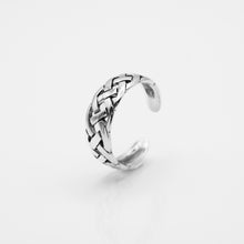 Load image into Gallery viewer, 925 sterling silver braid pinky ring open ring with adjustable size.
simple design,daily jewelry,suitable for any occasion,FashionJewelry,unisex accessories,Teacher’s Day gift.925 純銀編織開口尾戒，簡約百搭，犒賞自己的禮物，適合天天配戴，周年紀念禮物，送給朋友的生日禮物，交換禮物推薦。

