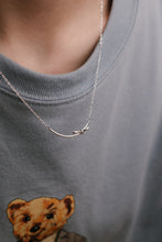 Load image into Gallery viewer, 925 sterling silver curved bow necklace with adjustable extension chain.
gift for her,wear every day,for best friend,popular style,Beautiful design,suitable for girls.925純銀微笑蝴蝶結項鍊，甜美風格，細緻迷人，母親節送禮推薦，約會必備配件，朋友聚會穿搭，生日禮物首選，精美包裝禮盒。

