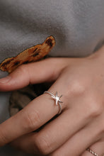 Load image into Gallery viewer, 925 sterling silver starfish ring with adjustable size.
Ocean jewelry,Coastal Chic,trendy design,elegant style,FashionJewelry,anniversary surprise.925 純銀海星開口戒 ，簡約經典，夏日穿搭，生日禮物推薦，不退流行的經典款，浪漫約會搭配，情人節送禮推薦。

