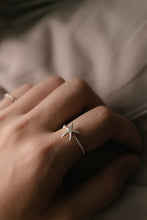 Load image into Gallery viewer, 925 sterling silver starfish ring with adjustable size.
Ocean jewelry,Coastal Chic,trendy design,elegant style,FashionJewelry,anniversary surprise.925 純銀海星開口戒 ，簡約經典，夏日穿搭，生日禮物推薦，不退流行的經典款，浪漫約會搭配，情人節送禮推薦。

