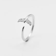 Load image into Gallery viewer, 925 sterling silver pave crystal fishtail pinky open ring with adjustable size.
anniversary gift,Perfect gift BFF,unique design,Modern simplicity,Glamorous sparkle,mother's Day.925 純銀魚尾水鑽開口尾戒，獨特時尚，甜美優雅風格，海洋風格，送給她的禮物，母親節送禮，浪漫贈禮。

