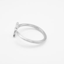 Load image into Gallery viewer, 925 sterling silver pave crystal fishtail pinky open ring with adjustable size.
anniversary gift,Perfect gift BFF,unique design,Modern simplicity,Glamorous sparkle,mother's Day.925 純銀魚尾水鑽開口尾戒，獨特時尚，甜美優雅風格，海洋風格，送給她的禮物，母親節送禮，浪漫贈禮。


