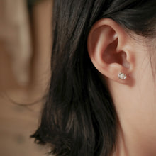 Load image into Gallery viewer, 925 sterling silver Hypoallergenic it’s suitable for sensitive skin. Perfect gift BFF,graduation gift,funky design,elegant style,anniversary surprise,mother&#39;s Day.925純銀迷你幻彩蛋白石耳環 ，抗敏感耳環，適合出席重要場合，精緻小巧好搭配，獨一無二的禮物，犒賞自己的禮物。
