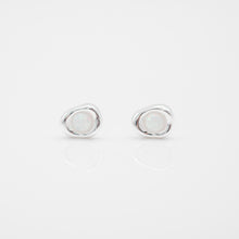 Load image into Gallery viewer, 925 sterling silver Hypoallergenic it’s suitable for sensitive skin. Perfect gift BFF,graduation gift,funky design,elegant style,anniversary surprise,mother&#39;s Day.925純銀迷你幻彩蛋白石耳環 ，抗敏感耳環，適合出席重要場合，精緻小巧好搭配，獨一無二的禮物，犒賞自己的禮物。
