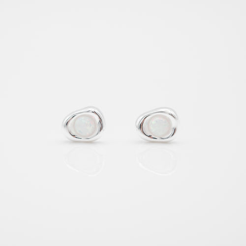 925 sterling silver Hypoallergenic it’s suitable for sensitive skin. Perfect gift BFF,graduation gift,funky design,elegant style,anniversary surprise,mother's Day.925純銀迷你幻彩蛋白石耳環 ，抗敏感耳環，適合出席重要場合，精緻小巧好搭配，獨一無二的禮物，犒賞自己的禮物。
