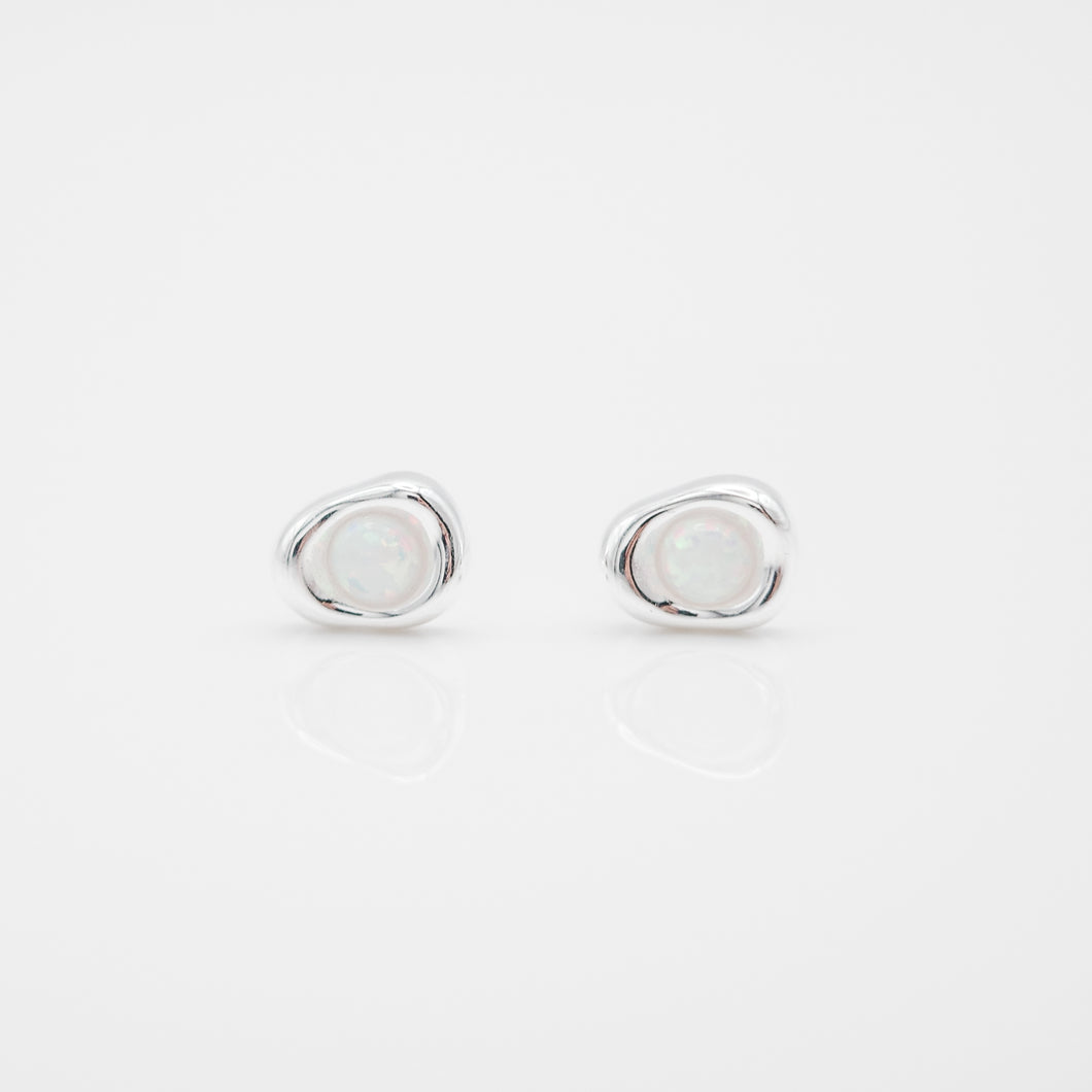 925 sterling silver Hypoallergenic it’s suitable for sensitive skin. Perfect gift BFF,graduation gift,funky design,elegant style,anniversary surprise,mother's Day.925純銀迷你幻彩蛋白石耳環 ，抗敏感耳環，適合出席重要場合，精緻小巧好搭配，獨一無二的禮物，犒賞自己的禮物。