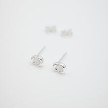 Load image into Gallery viewer, 925 sterling silver Hypoallergenic it’s suitable for sensitive skin. Perfect gift BFF,graduation gift,funky design,elegant style,anniversary surprise,mother&#39;s Day.925純銀迷你幻彩蛋白石耳環 ，抗敏感耳環，適合出席重要場合，精緻小巧好搭配，獨一無二的禮物，犒賞自己的禮物。

