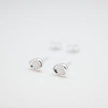 Load image into Gallery viewer, 925 sterling silver Hypoallergenic it’s suitable for sensitive skin. Perfect gift BFF,graduation gift,funky design,elegant style,anniversary surprise,mother&#39;s Day.925純銀迷你幻彩蛋白石耳環 ，抗敏感耳環，適合出席重要場合，精緻小巧好搭配，獨一無二的禮物，犒賞自己的禮物。
