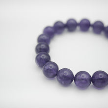 Load image into Gallery viewer, Amethyst Bracelet with beautiful deep purple color. Everyone piece is unique. Best gift for your best friend/ BFF, birthday gift, valantine&#39;s day gift and daily wear. 天然紫水晶手鏈， 每一條都是獨一無二深紫色色彩，紫水晶能提升人緣，感壓力及令人平和的力量，最佳的節日禮物，閨蜜禮物，生日及情人節禮物。彈力線設計，可調節長度，簡單易佩搭，適合經常配戴。
