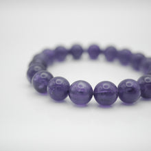 Load image into Gallery viewer, Amethyst Bracelet with beautiful deep purple color. Everyone piece is unique. Best gift for your best friend/ BFF, birthday gift, valantine&#39;s day gift and daily wear. 天然紫水晶手鏈， 每一條都是獨一無二深紫色色彩，紫水晶能提升人緣，感壓力及令人平和的力量，最佳的節日禮物，閨蜜禮物，生日及情人節禮物。彈力線設計，可調節長度，簡單易佩搭，適合經常配戴。
