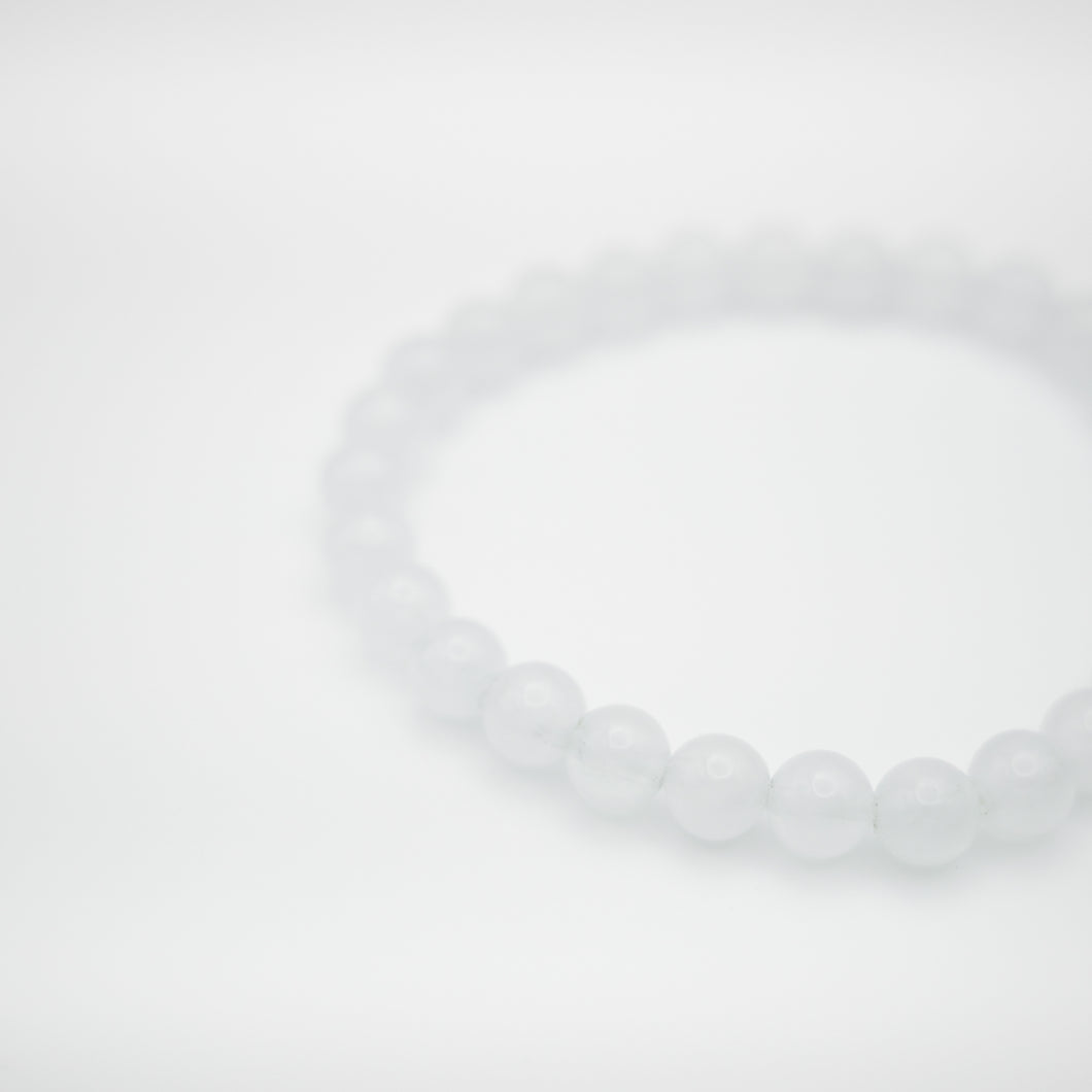 Beautiful Natural Moonstone Bracelet with shinny illusion color. Everyone piece is unique. Best gift for your best friend/ BFF, birthday gift, valantine's day gift and daily wear. 天然月光石手鏈， 每一條都是獨一無二閃藍光幻彩，拉長石能提升愛情運，感壓力及令人平和的力量，最佳的節日禮物，閨蜜禮物，生日及情人節禮物。彈力線設計，可調節長度，簡單易佩搭，適合經常配戴。
