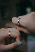 Load image into Gallery viewer, 999 sterling silver unisex wide ring open ring with adjustable size. Couple accessories,for lover,anniversary gift,wear every day,anniversary surprise,Perfect gift.999 純銀光面素寬開口戒，情侶對戒，簡約時尚款式，不分尺寸，不分男女，可天天配戴，簡單好搭配款式。
