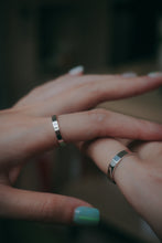 Load image into Gallery viewer, 999 sterling silver unisex wide ring open ring with adjustable size. Couple accessories,for lover,anniversary gift,wear every day,anniversary surprise,Perfect gift.999 純銀光面素寬開口戒，情侶對戒，簡約時尚款式，不分尺寸，不分男女，可天天配戴，簡單好搭配款式。
