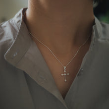 Load image into Gallery viewer, 925 sterling silver starburst cross necklace is meaningful and belief. elegant style,beautiful accessories,dainty Jewelry,meaningful gift,Double Seventh Festival.925 純銀星芒十字架項鍊，有意義的禮物，教會項鍊，閃亮精緻，優雅氣質，是和重要場合穿搭，紀念送禮首選。
